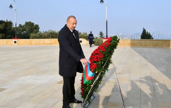 Prezident İlham Əliyev Şəhidlər xiyabanını ziyarət edib - FOTO
