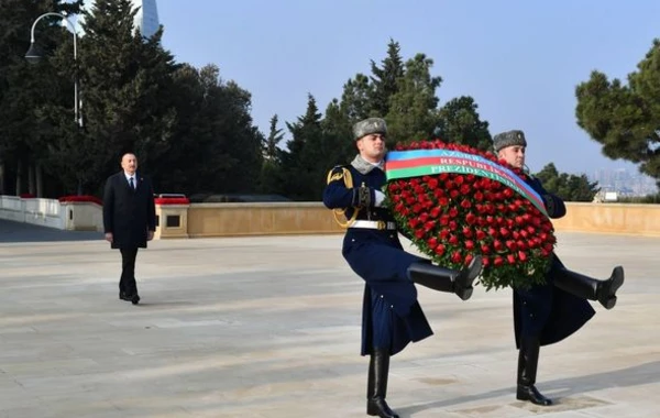 Prezident İlham Əliyev Şəhidlər xiyabanını ziyarət edib - FOTO