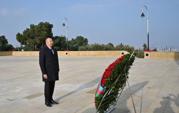 Prezident İlham Əliyev Şəhidlər xiyabanını ziyarət edib - FOTO
