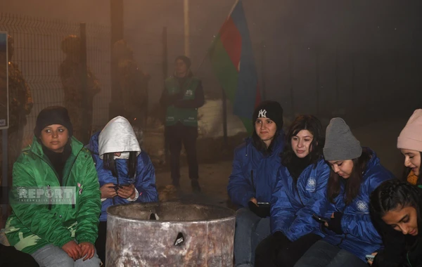 Несмотря на морозную погоду, акция протеста на дороге Ханкенди-Лачын продолжается - ФОТО