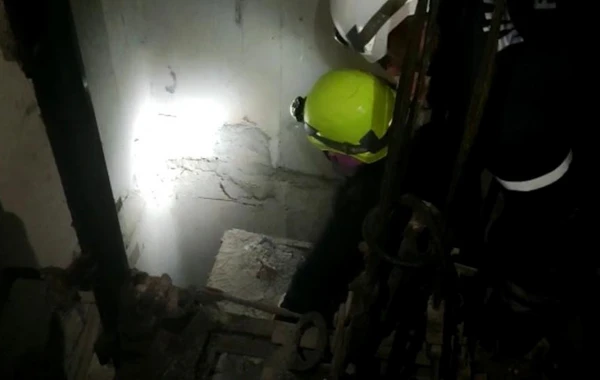 Bakıda liftdə qalanlar xilas edilib - FOTO\VİDEO