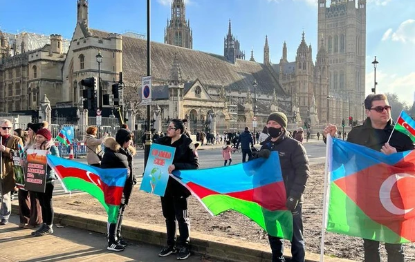 Представители азербайджанской диаспоры провели акцию протеста перед британским парламентом - ФОТО