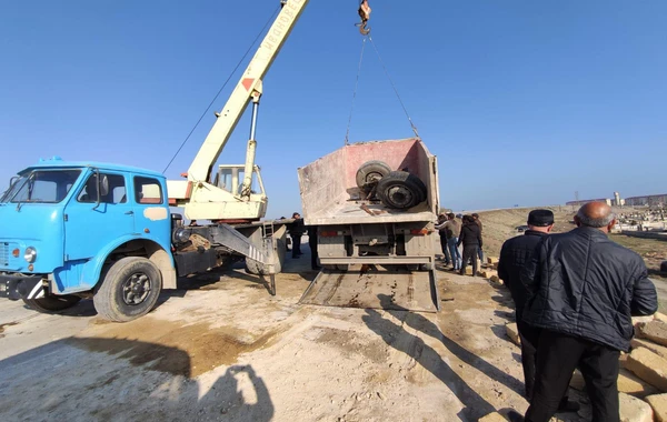 Yük maşını qəza törətdi - Daşlar yola dağıldı - FOTO