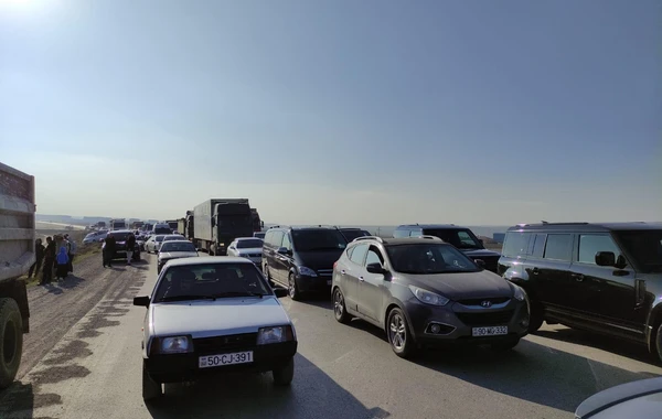 Yük maşını qəza törətdi - Daşlar yola dağıldı - FOTO