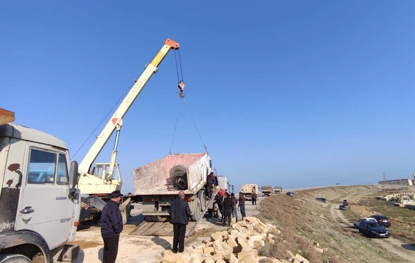 Yük maşını qəza törətdi - Daşlar yola dağıldı - FOTO
