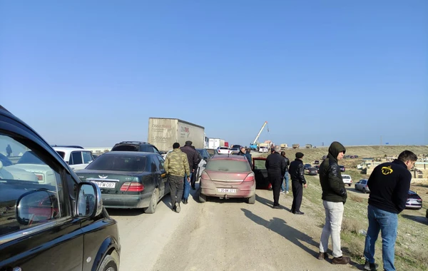 Yük maşını qəza törətdi - Daşlar yola dağıldı - FOTO