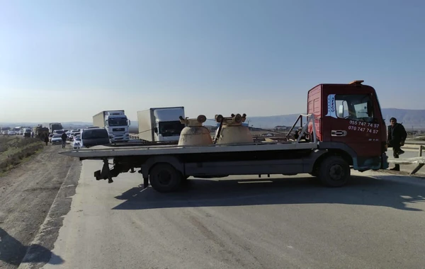 Yük maşını qəza törətdi - Daşlar yola dağıldı - FOTO