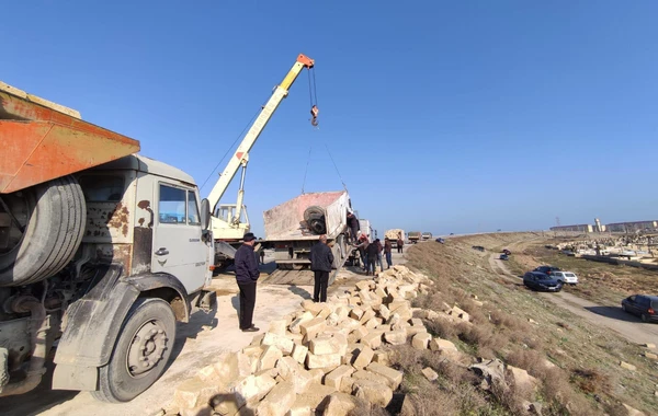 Yük maşını qəza törətdi - Daşlar yola dağıldı - FOTO