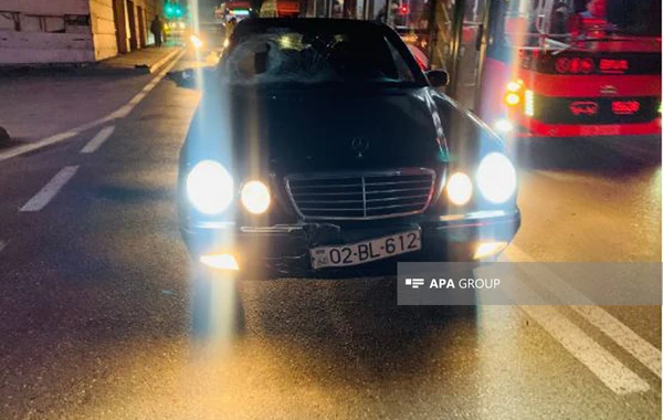 Bakıda avtomobil piyadanı vuraraq ağır xəsarət yetirib - FOTO