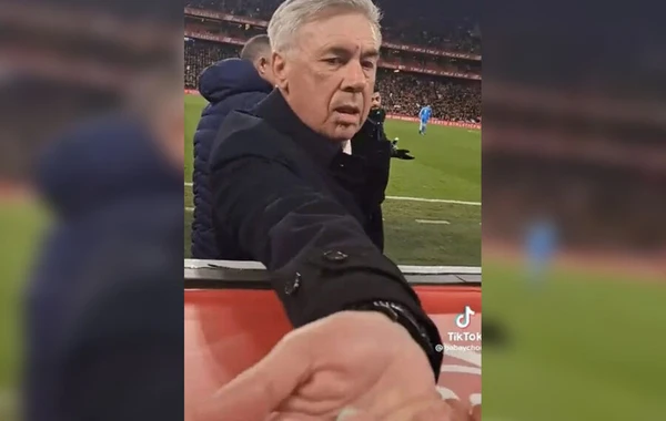 Karlo Ançelotti çeynədiyi saqqızı azarkeşə hədiyyə etdi - VİDEO