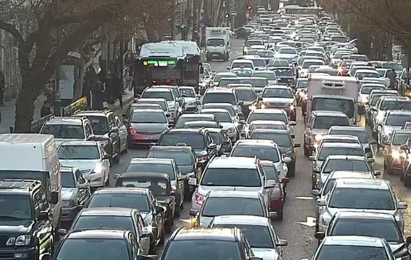 Bakının bir sıra yollarında tıxac müşahidə edilir - SİYAHI