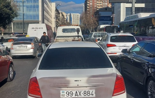 Mərkəzi Bankın qarşısında bir saat tıxac yaradan bu sürücü olub - FOTO