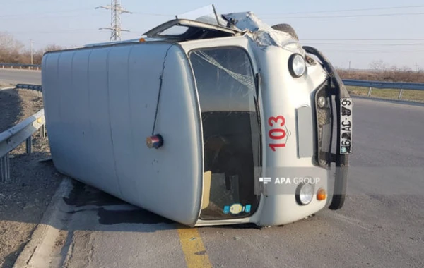 В Азербайджане перевернулся автомобиль скорой помощи, есть пострадавшие - ФОТО
