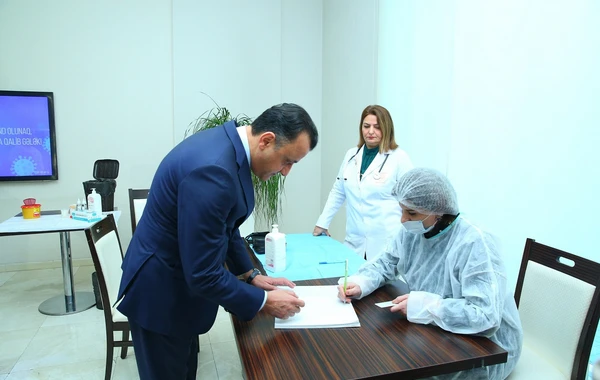 TƏBİB-in İcraçı direktoru qripə qarşı vaksin olundu - FOTO