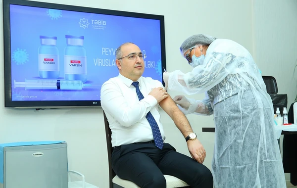 TƏBİB-in İcraçı direktoru qripə qarşı vaksin olundu - FOTO