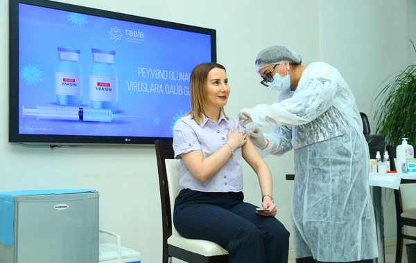 TƏBİB-in İcraçı direktoru qripə qarşı vaksin olundu - FOTO