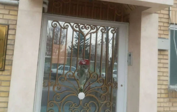 Güney azərbaycanlılar terror aktı ilə əlaqədar Təbrizdəki konsulluğumuzun önünə gül dəstəsi qoyublar - FOTO
