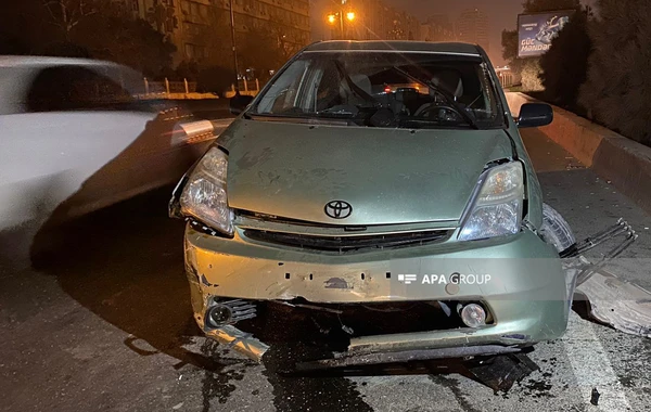 Bakıda "Prius" idarəetməni itirərək betona, sonra işıq dirəyinə çırpılıb - FOTO