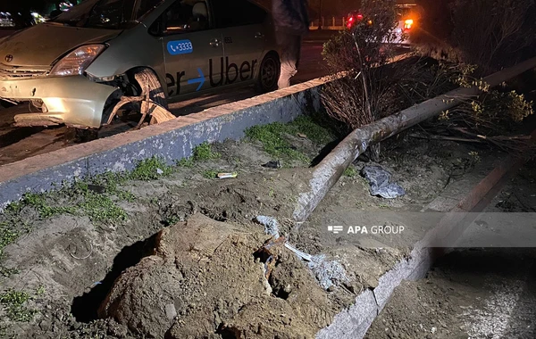 Bakıda "Prius" idarəetməni itirərək betona, sonra işıq dirəyinə çırpılıb - FOTO