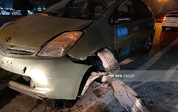 Bakıda "Prius" idarəetməni itirərək betona, sonra işıq dirəyinə çırpılıb - FOTO