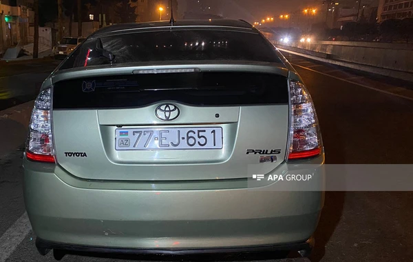 Bakıda "Prius" idarəetməni itirərək betona, sonra işıq dirəyinə çırpılıb - FOTO