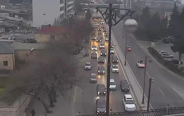 На некоторых улицах Баку затруднено движение транспорта - СПИСОК