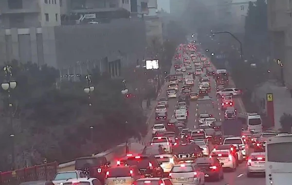 На некоторых улицах Баку затруднено движение транспорта - СПИСОК