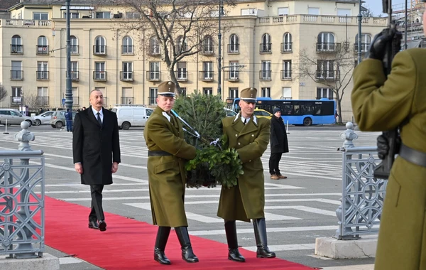 İlham Əliyev Budapeştdə naməlum əsgərin məzarını ziyarət edib - FOTO