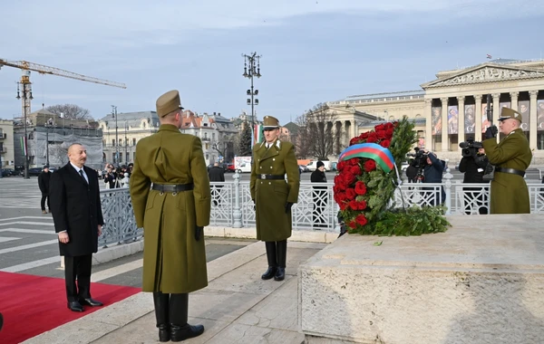 Президент Ильхам Алиев посетил могилу неизвестного солдата в Будапеште - ФОТО