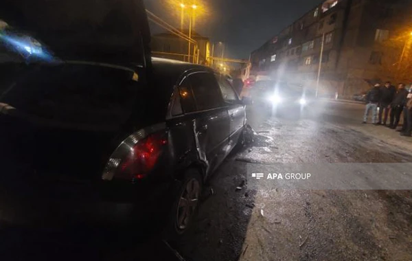 Bakıda idarəetmədən çıxan maşın ağac və qaz dirəyini qoparıb - FOTO