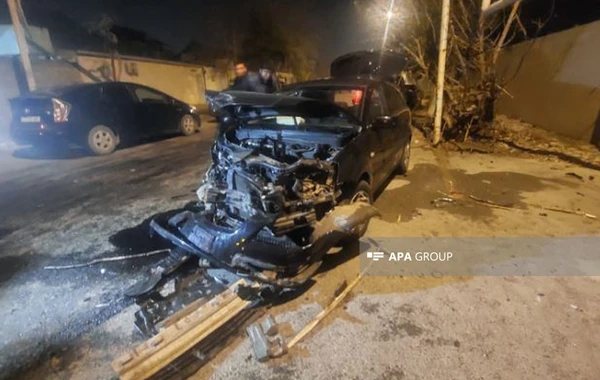 Bakıda idarəetmədən çıxan maşın ağac və qaz dirəyini qoparıb - FOTO