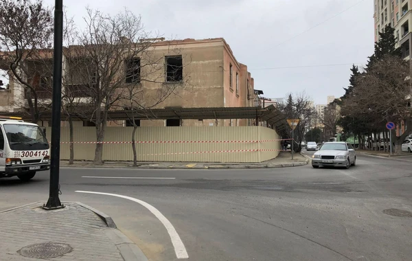 В одном из районов Баку сносится дом - ФОТО