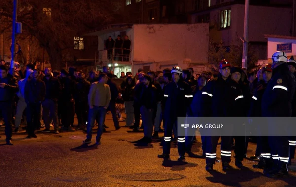 В Баку женщина и мужчина пытались покончить жизнь самоубийством - ФОТО