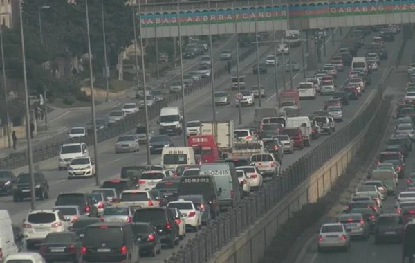 ДТП стало причиной затора на одном из проспектов Баку - ФОТО