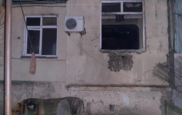 Bakıda yaşayış binasında partlayış olub: Xəsarət alan var - FOTO