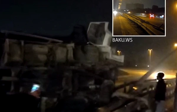 Bakıda yük maşını yolun ortasına aşdı - VİDEO