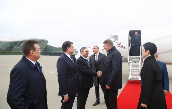 Rumıniya Prezidenti Azərbaycana rəsmi səfərə gəlib - FOTO