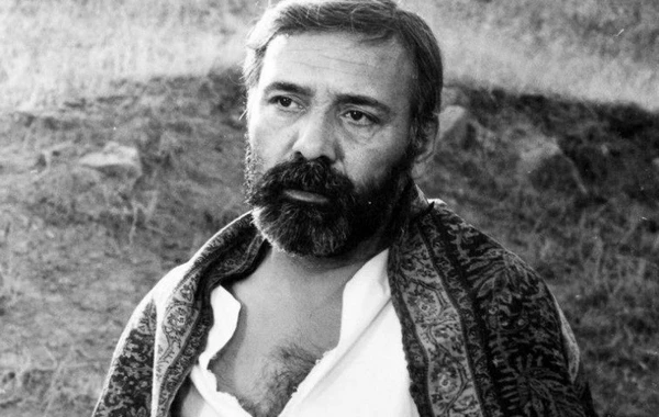 Həkimlərin danışmağı qadağan etdiyi Xalq artistinin məzarına gül qoyan naməlum qadın kim idi? - FOTO