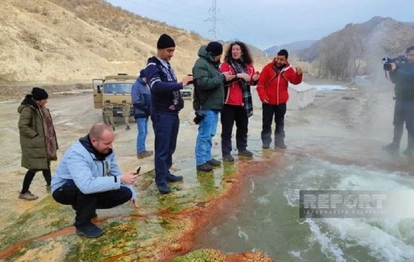 Группа международных путешественников находятся с визитом в Кяльбаджаре - ФОТО