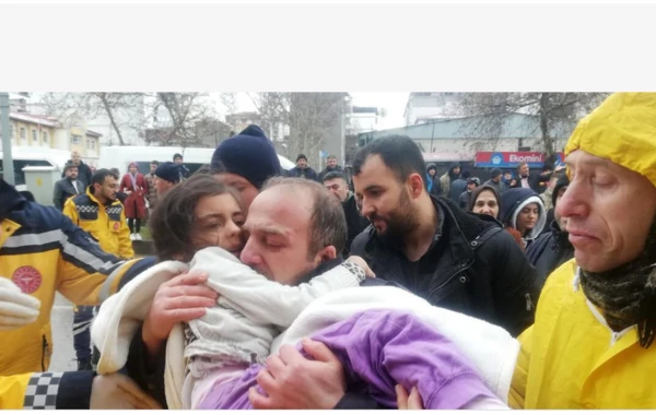 7 saat sonra dağıntılar altından çıxarılan qızcığaz atasına qovuşdu - FOTO