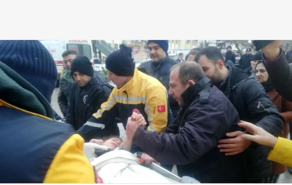 7 saat sonra dağıntılar altından çıxarılan qızcığaz atasına qovuşdu - FOTO