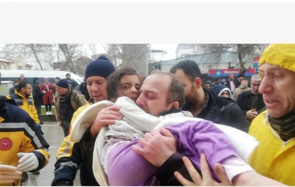 7 saat sonra dağıntılar altından çıxarılan qızcığaz atasına qovuşdu - FOTO