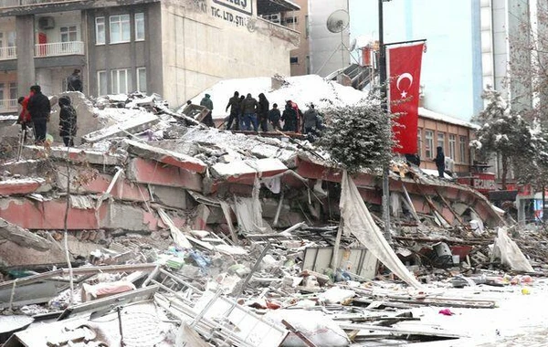 Malatyada xilasedicilər 4 azərbaycanlı tələbəni dağıntılar altından çıxarıb - YENİLƏNİB