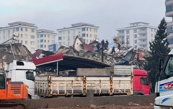 Азербайджанские спасатели в Кахраманмараше извлекли из-под завалов тело 1 человека - ВИДЕО