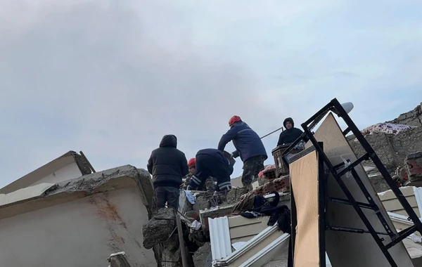 Азербайджанские спасатели в Кахраманмараше извлекли из-под завалов тело 1 человека - ВИДЕО
