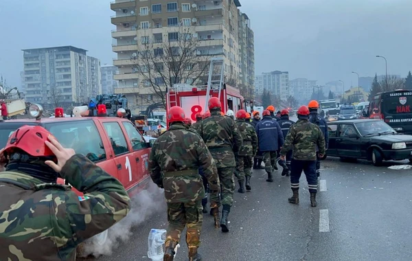 Азербайджанские спасатели в Кахраманмараше извлекли из-под завалов тело 1 человека - ВИДЕО