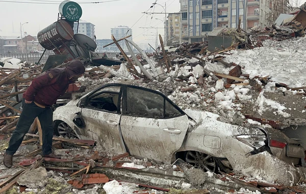 Xilasedicilərimiz Türkiyədə dağıntılar altında qalmış 6 nəfərin meyitini çıxarıb