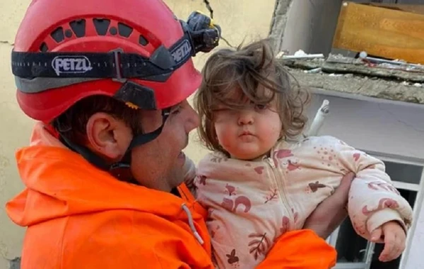 Hatayda dağıntılar altından 1 yaşlı uşaq sağ çıxarıldı - FOTO/VİDEO