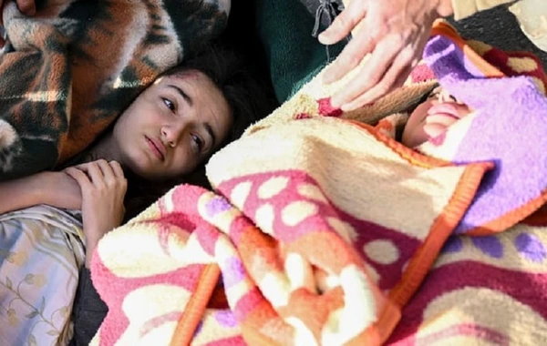 33 saat dağıntılar altında qalan qızın ürəyini masaj edib həyata qaytardılar - FOTO