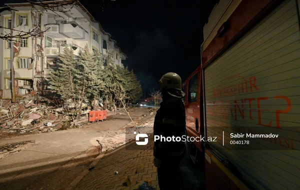 Gecə boyu Qaziantepdə davam edən xilasetmə işlərindən PhotoStock.az-ın FOTOREPORTAJI